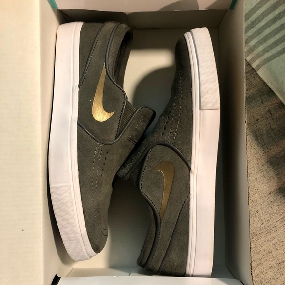 Nike slip on sneaker - Picture 6 of 7